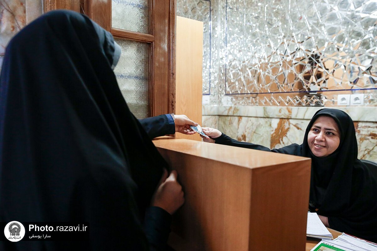تسهیل در اهدای نذورات بانوان؛چهار دفتر اختصاصی در رواق‌ها و صحن‌های حرم رضوی فعال است