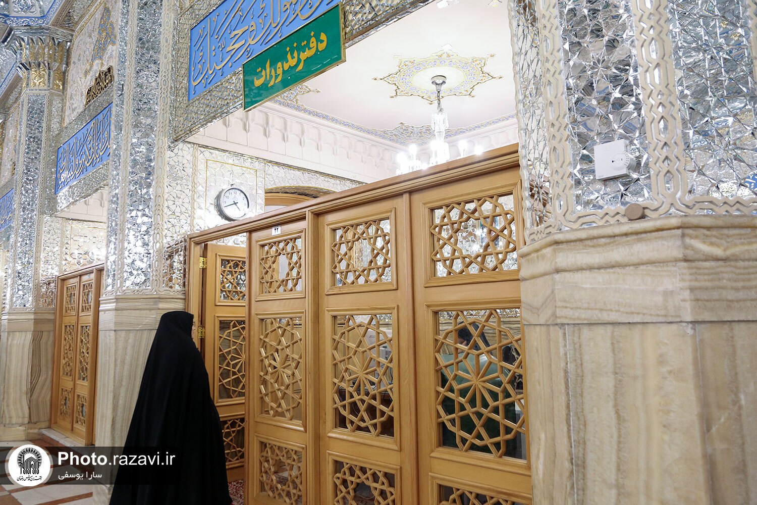 تسهیل در اهدای نذورات بانوان؛ سه دفتر اختصاصی در رواق‌ها و صحن‌های حرم رضوی فعال است