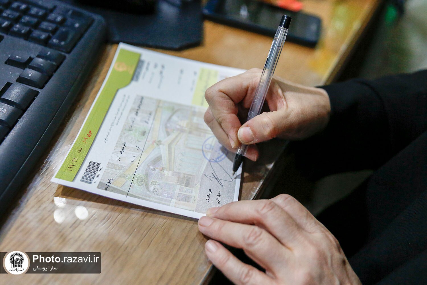 تسهیل در اهدای نذورات بانوان؛ سه دفتر اختصاصی در رواق‌ها و صحن‌های حرم رضوی فعال است