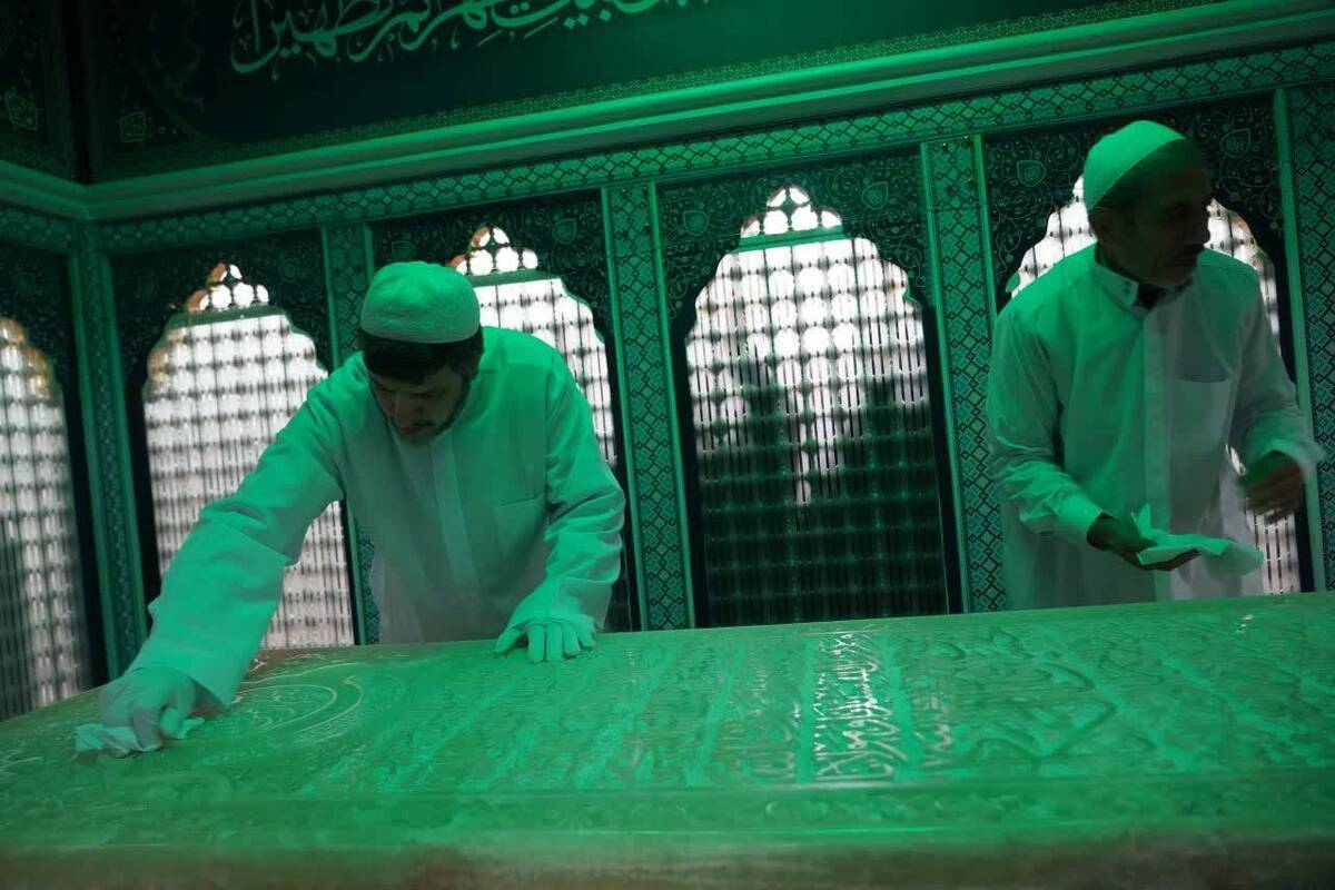 ضریح مطهر حضرت‌حسین‌بن‌موسی‌الکاظم (ع) غبارروبی شد