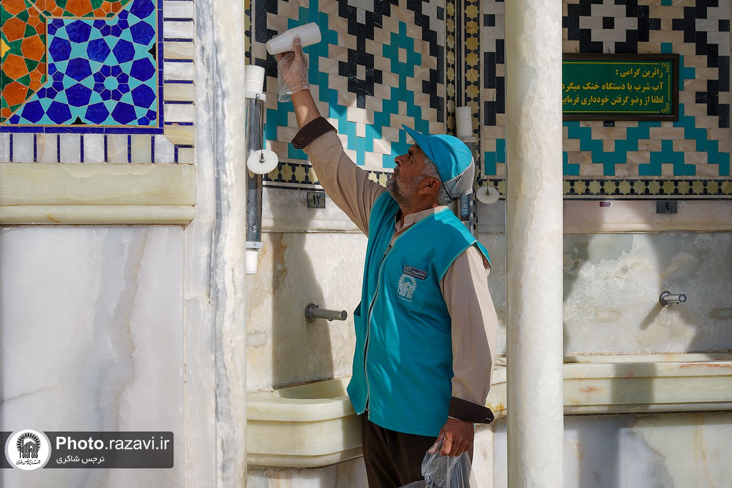 پهنه حرم مطهر رضوی با تلاش صد‌ها نیروی خدماتی به‌صورت مستمر تنظیف می‌شود