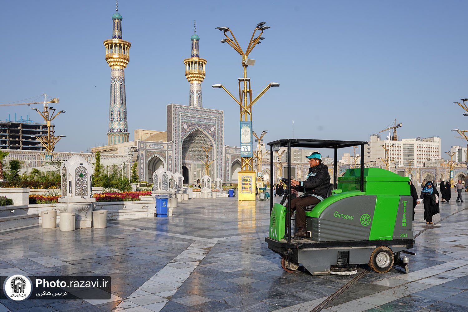 پهنه حرم مطهر رضوی با تلاش صد‌ها نیروی خدماتی به‌صورت مستمر تنظیف می‌شود