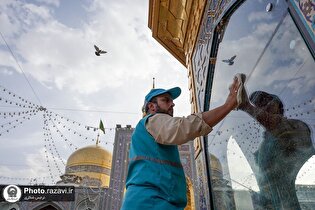 پهنه حرم مطهر رضوی با تلاش صد‌ها نیروی خدماتی به‌صورت مستمر تنظیف می‌شود