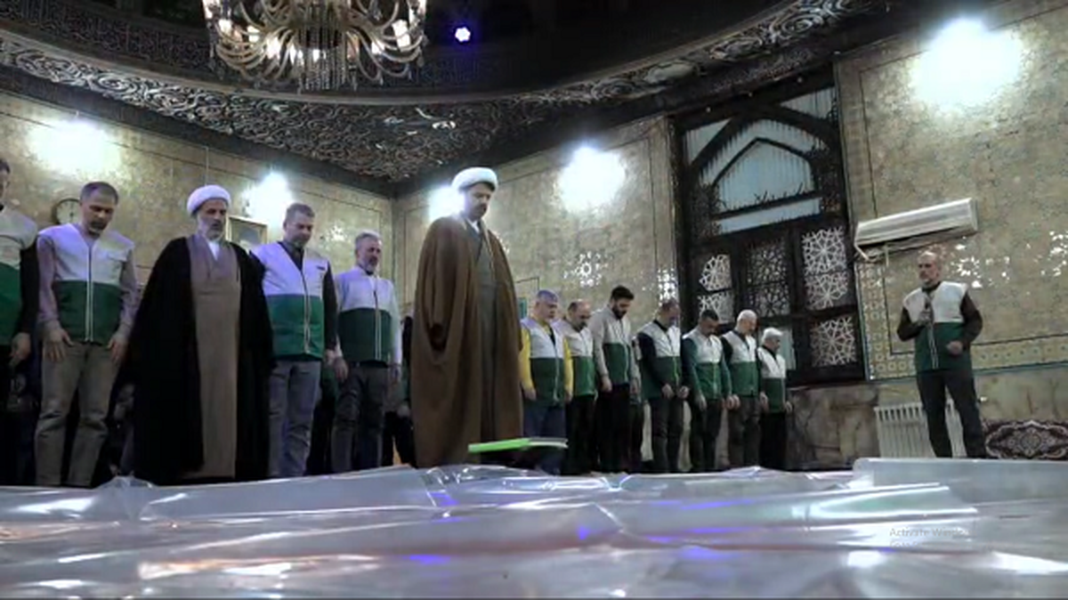 خادمیاران رضوی با حضور خود در مسجد امام رضا (ع) گلسار رشت، مسجدی که بخشی از آن توسط اغتشاش گران به آتش کشیده شد، به اقامه نماز پرداختند.