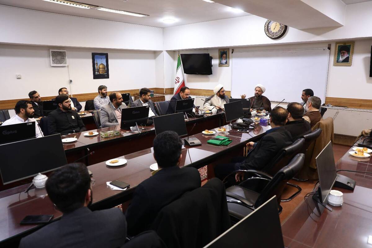 نخستین نشست طرح ارتقای ادعیه خوانان و مداحان جوان حرم مطهر رضوی، با حضور ۴۵ نفر از ذاکران جوان، در جوار این بارگاه نورانی، برگزار شد.