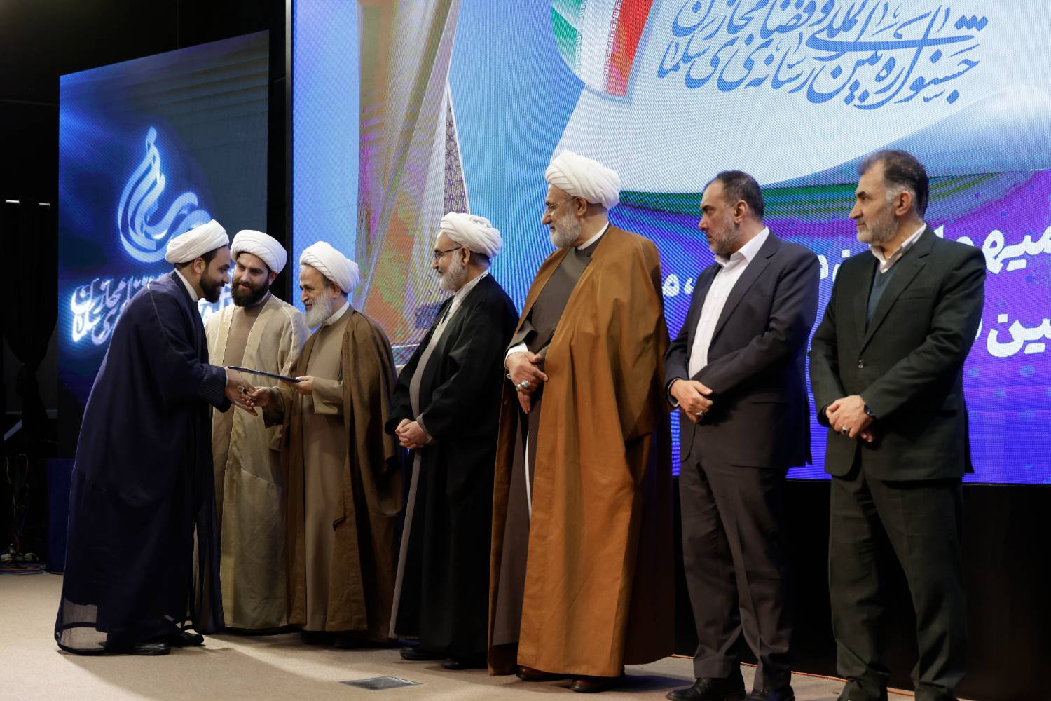 ضرورت توجه رسانهها و فعالان مجازی به پیمودن مسیر حق و حقیقت ضرورت توجه رسانهها و فعالان مجازی به پیمودن مسیر حق و حقیقت