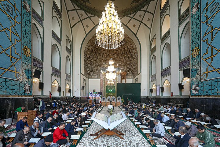 ترتیل خوانی قرآن کریم در حرم مطهر رضوی-۲