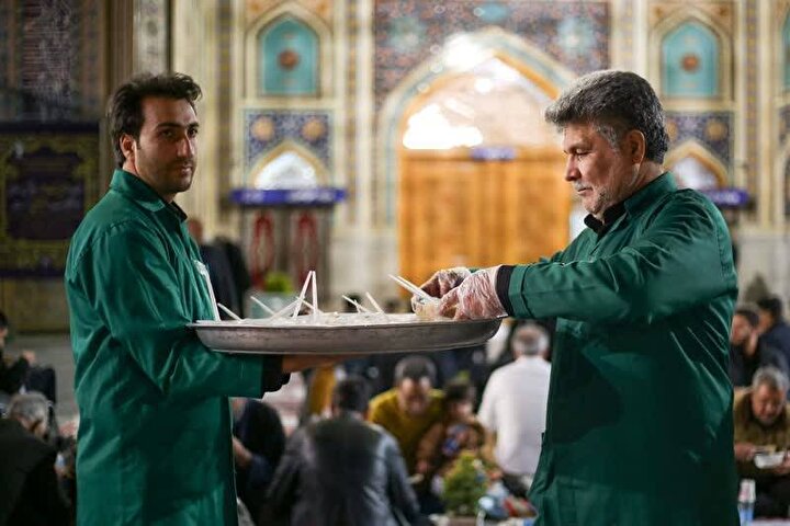 مجموع خدمات اطعامی حرم مطهر رضوی در ماه رمضان به ۳ میلیون وعده رسید| «سفره پدری» امام رضا (ع) میزبان زائران و اقشار مختلف جامعه