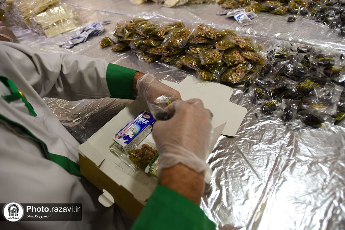 توزیع ۶۰۰ هزار بسته افطاری سبک در بین نمازگزاران حرم مطهر رضوی