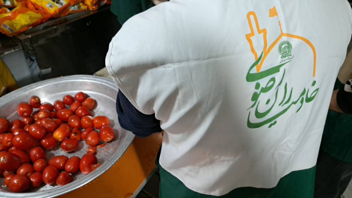 طبخ روزانه ۱۷ هزار پرس غذای گرم وِیژه سفره‌های افطار رضوی