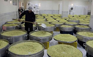 تدارک اطعام سفره پدری با مشارکت ۷۰۰ نیروی افتخاری در مهمانسرا‌های حرم رضوی