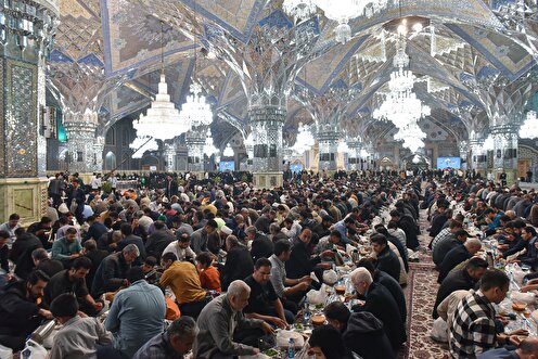سفره‌های افطاری ماه مبارک رمضان در حرم مطهر رضوی
