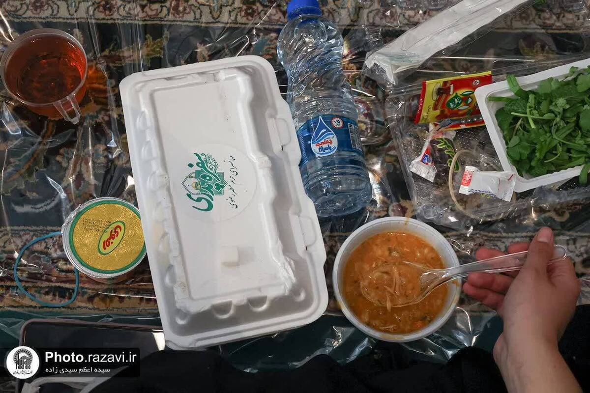 زیر سقف مهربانی امام رضا (ع)، همه اقشار میهمان &laquo;سفره پدری&raquo; می&zwnj;شوند