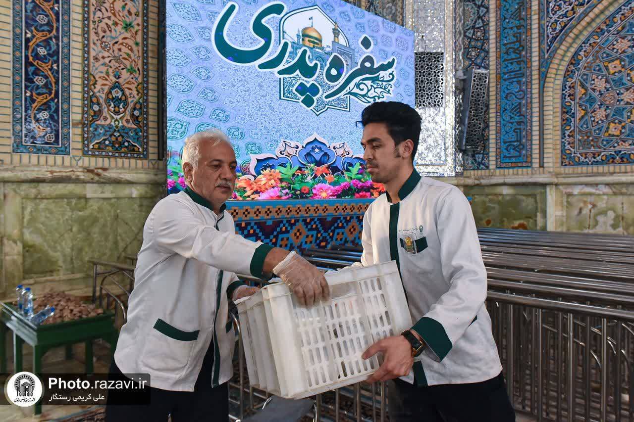 زیر سقف مهربانی امام رضا (ع)، همه اقشار میهمان «سفره پدری» می‌شوند