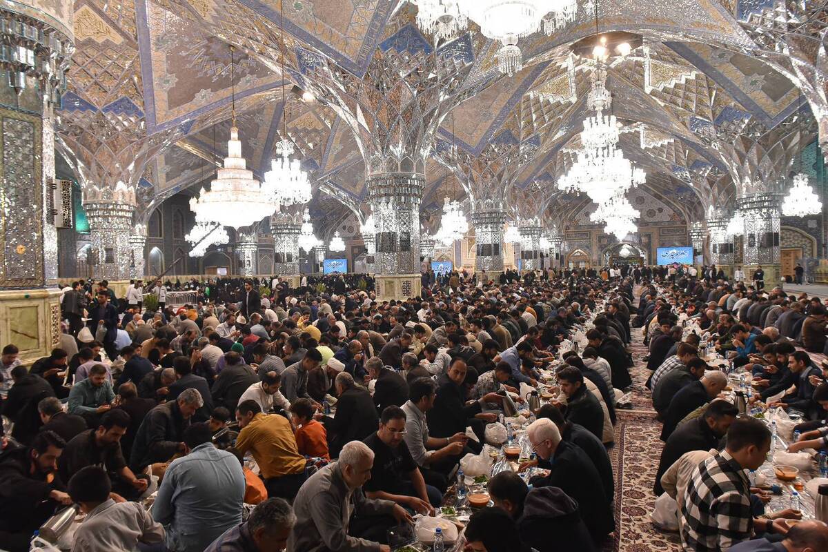 میزبانی از اقشار خدمتگزار جامعه در ضیافت سفره&zwnj;های پدری امام رضا (ع)