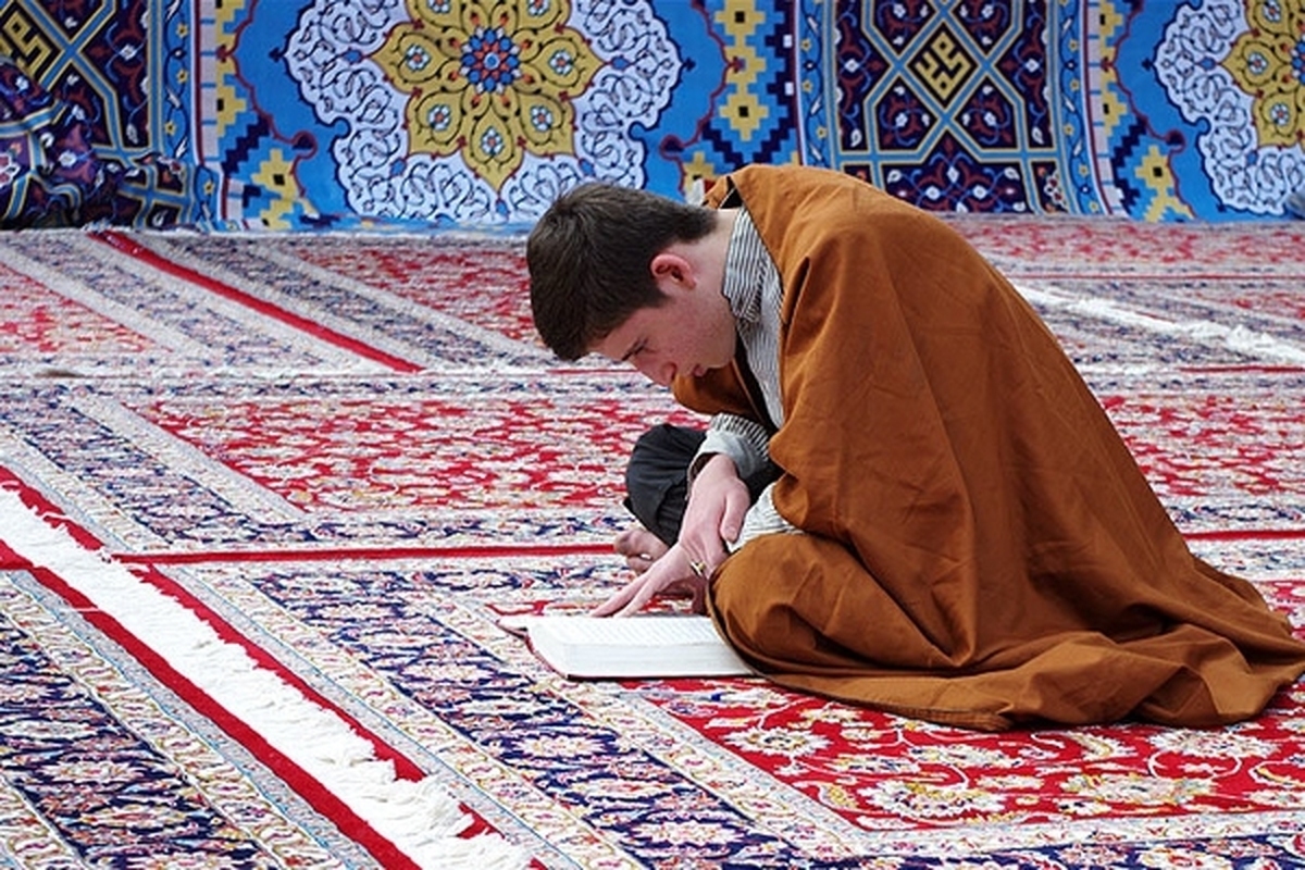 اعتکاف رمضانیه ۴۵۰ طلبه بین‌المللی از ۳۶ کشور در حرم مطهر رضوی آغاز شد