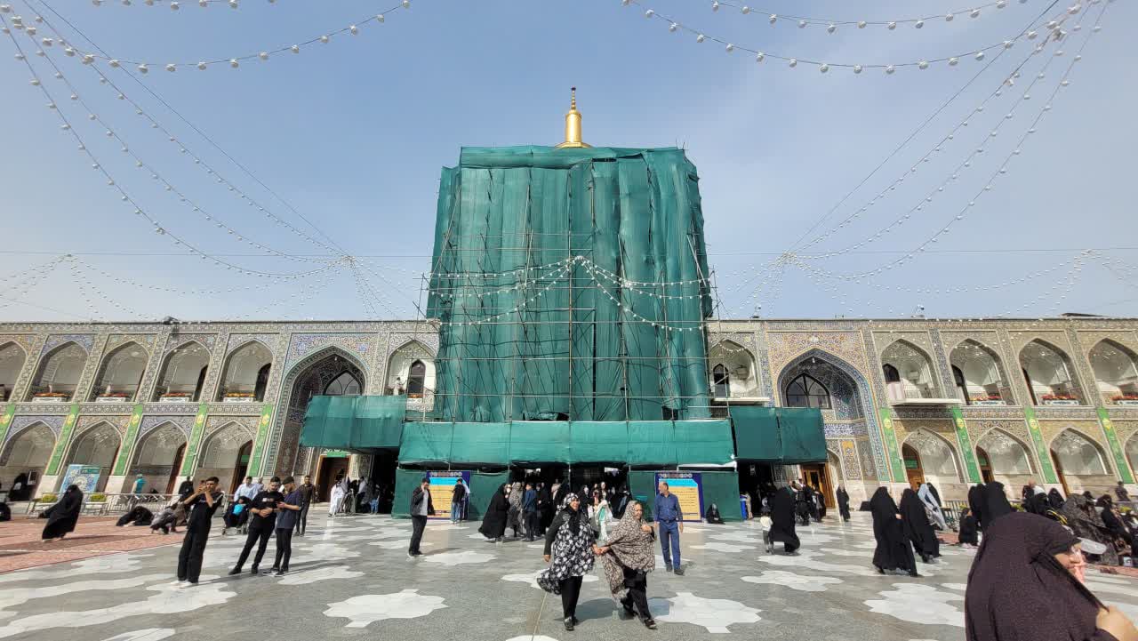 مرمت کاشی‌کاری و تزیینات ایوان تاریخی عباسی حرم مطهر رضوی