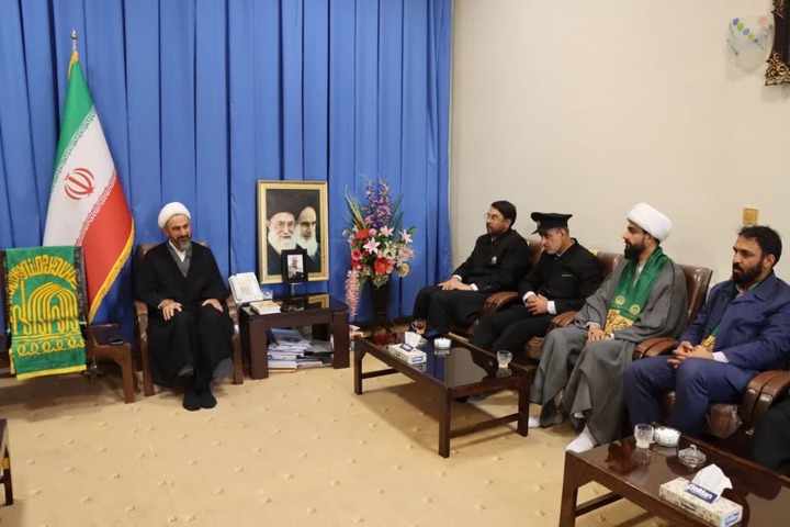 نماینده‌ ولی ‌فقیه ایلام در دیدار با خادمان حرم رضوی؛ امام رضا (ع) شفیع مؤمنان در قیامت است+ گزارش تصویری