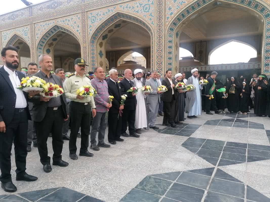 در صبحی لبریز از عطر گل و گلاب، خادمیاران رضوی با دسته ‌گل‌ها، حرم مطهر امام رضا (ع) را گلباران کردند.