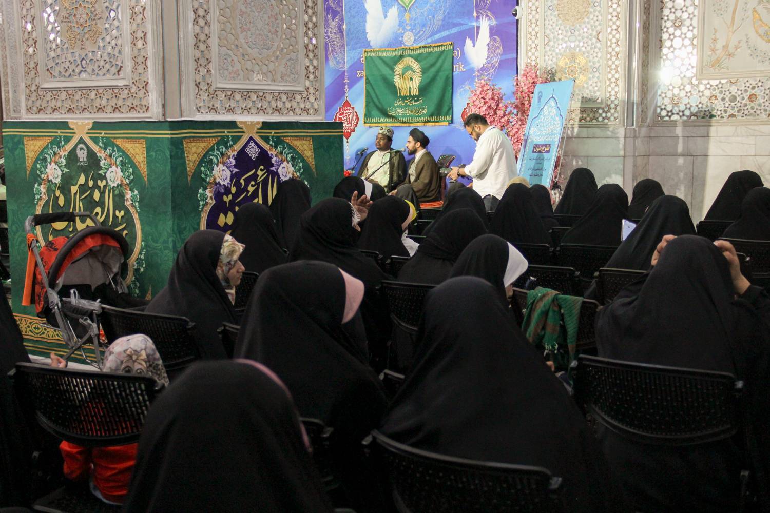 بانوان اردو زبان میلاد امام رضا(ع) را در حرم مطهر رضوی جشن گرفتند