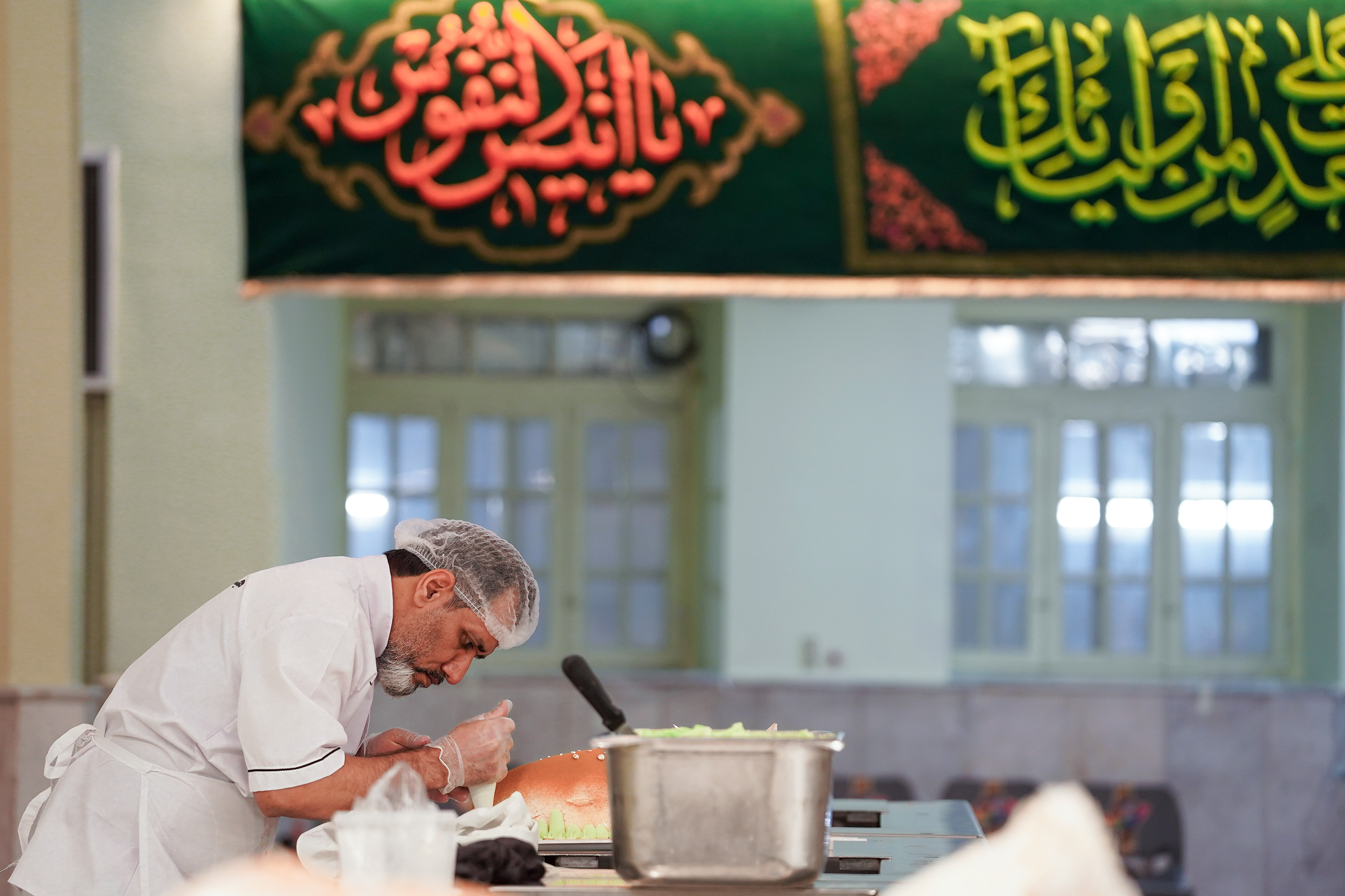 پخت کیک ویژه ولادت امام رضا علیه السلام در حرم مطهر رضوی