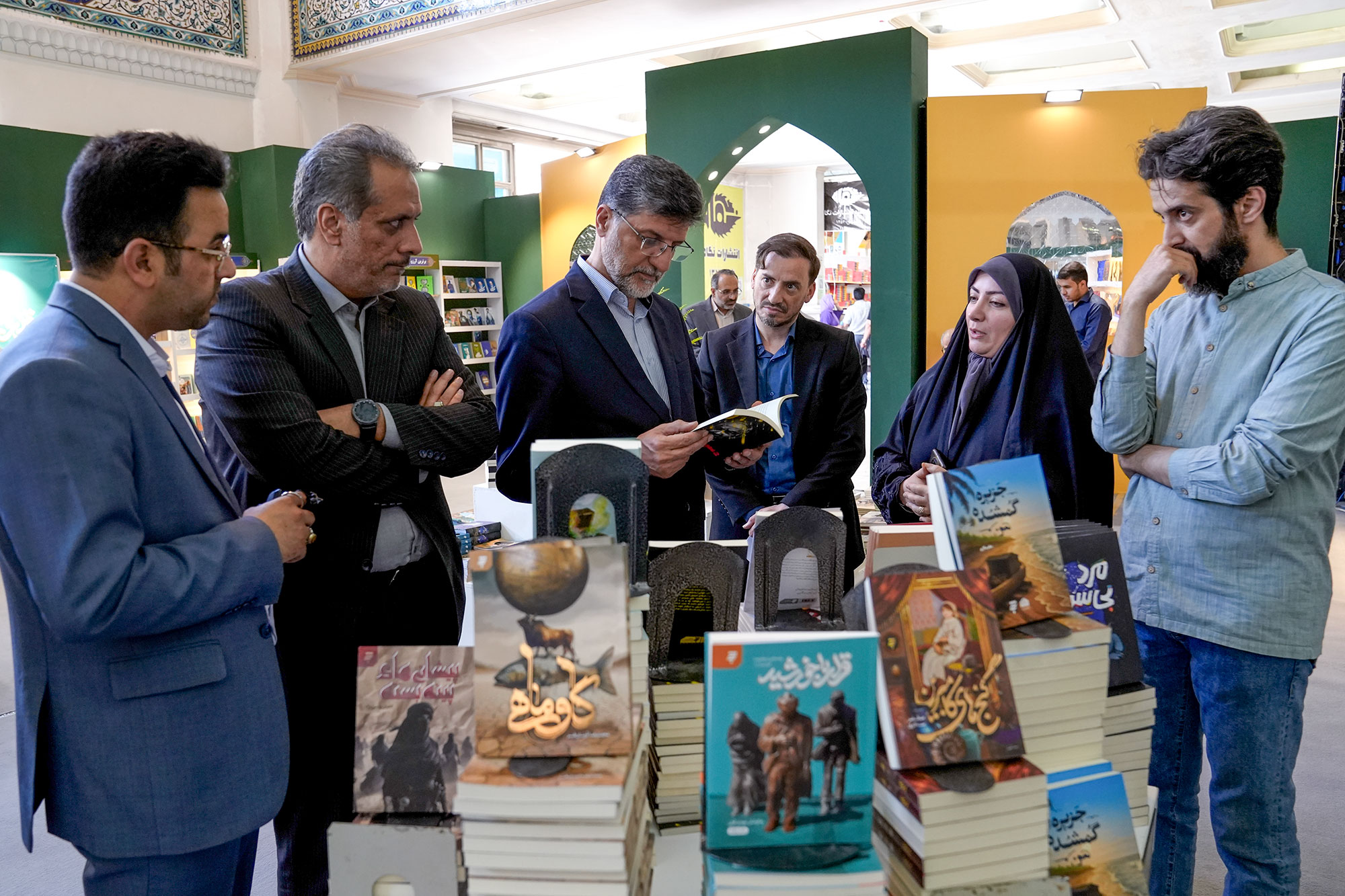 حضور قائم مقام تولیت آستان قدس رضوی در نمایشگاه کتاب تهران