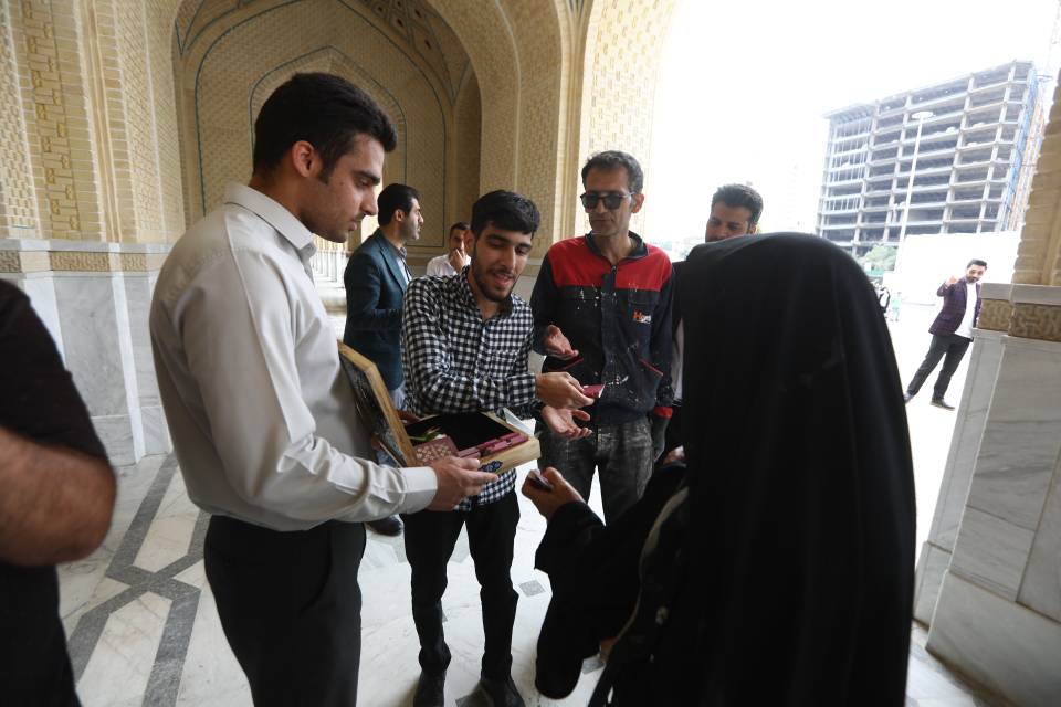 اهدای ۱۰ هزار هدیه عطر به زائران حرم مطهر