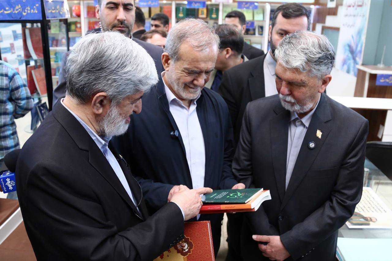 بازدید رئیس جمهور از غرفه آستان قدس رضوی در نمایشگاه کتاب تهران