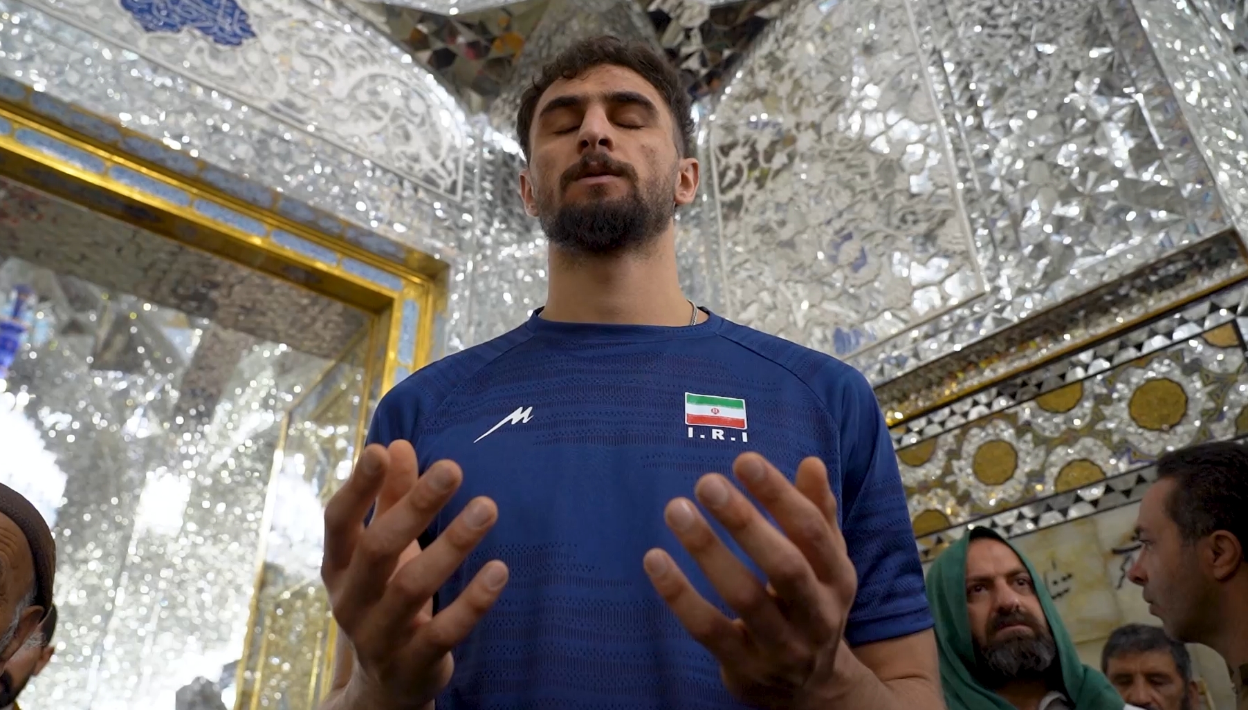 تشرف سروقامتان والیبالیست ایران به حرم مطهر رضوی