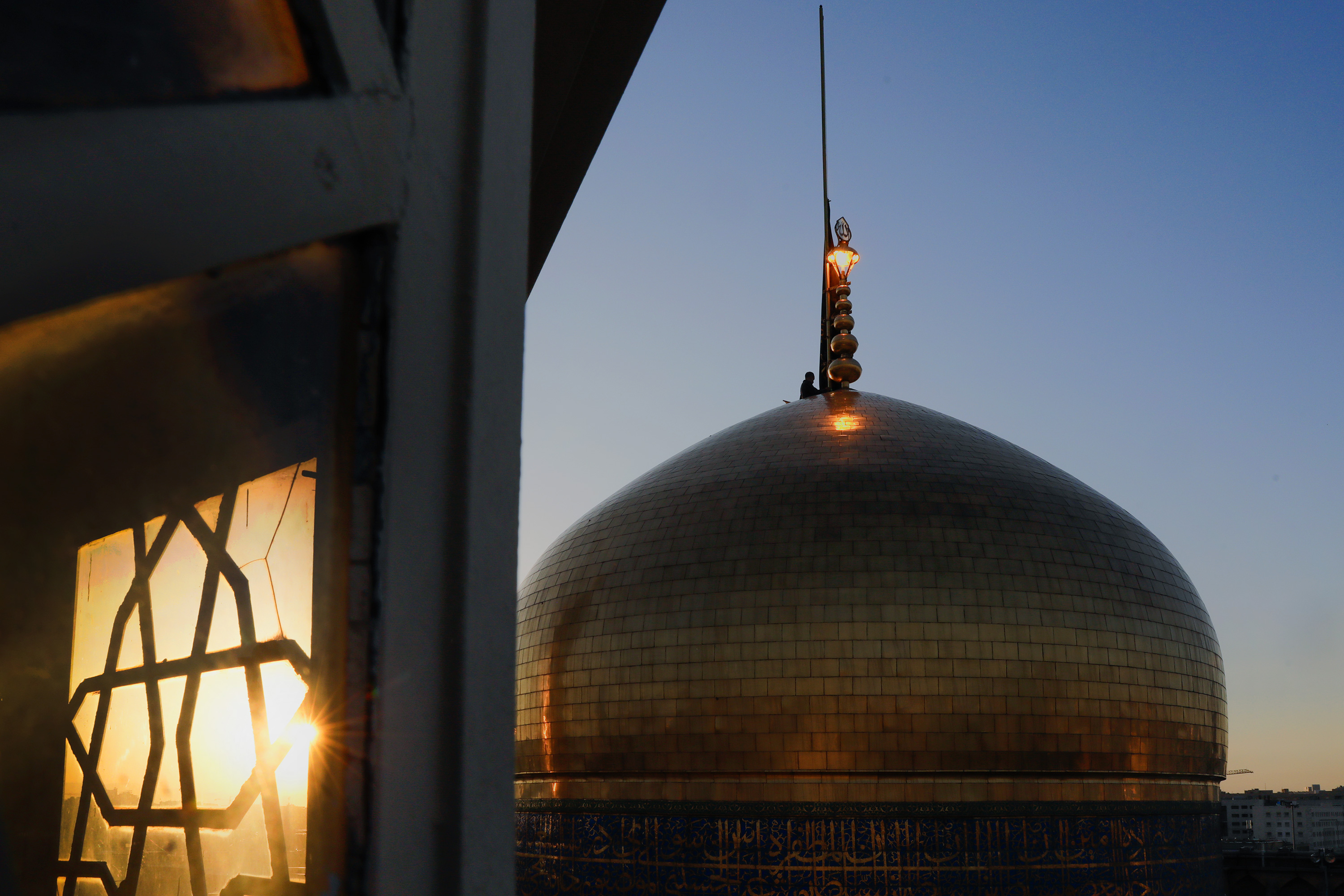 تعویض پرچم گنبد منور رضوی به مناسبت شهادت امام صادق علیه السلام