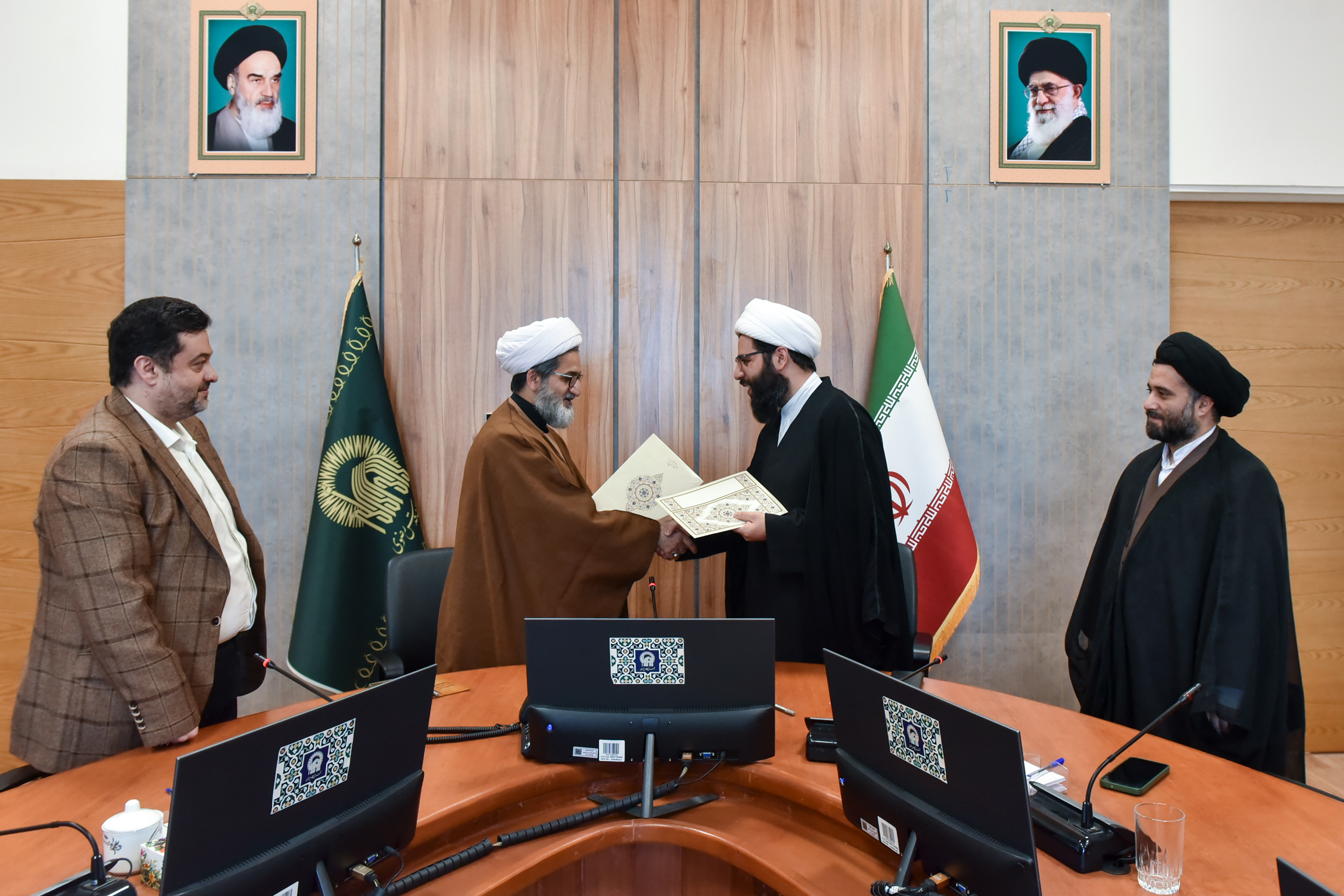امضای تفاهم نامه آستان قدس رضوی و جامعة المصطفی العالمیه