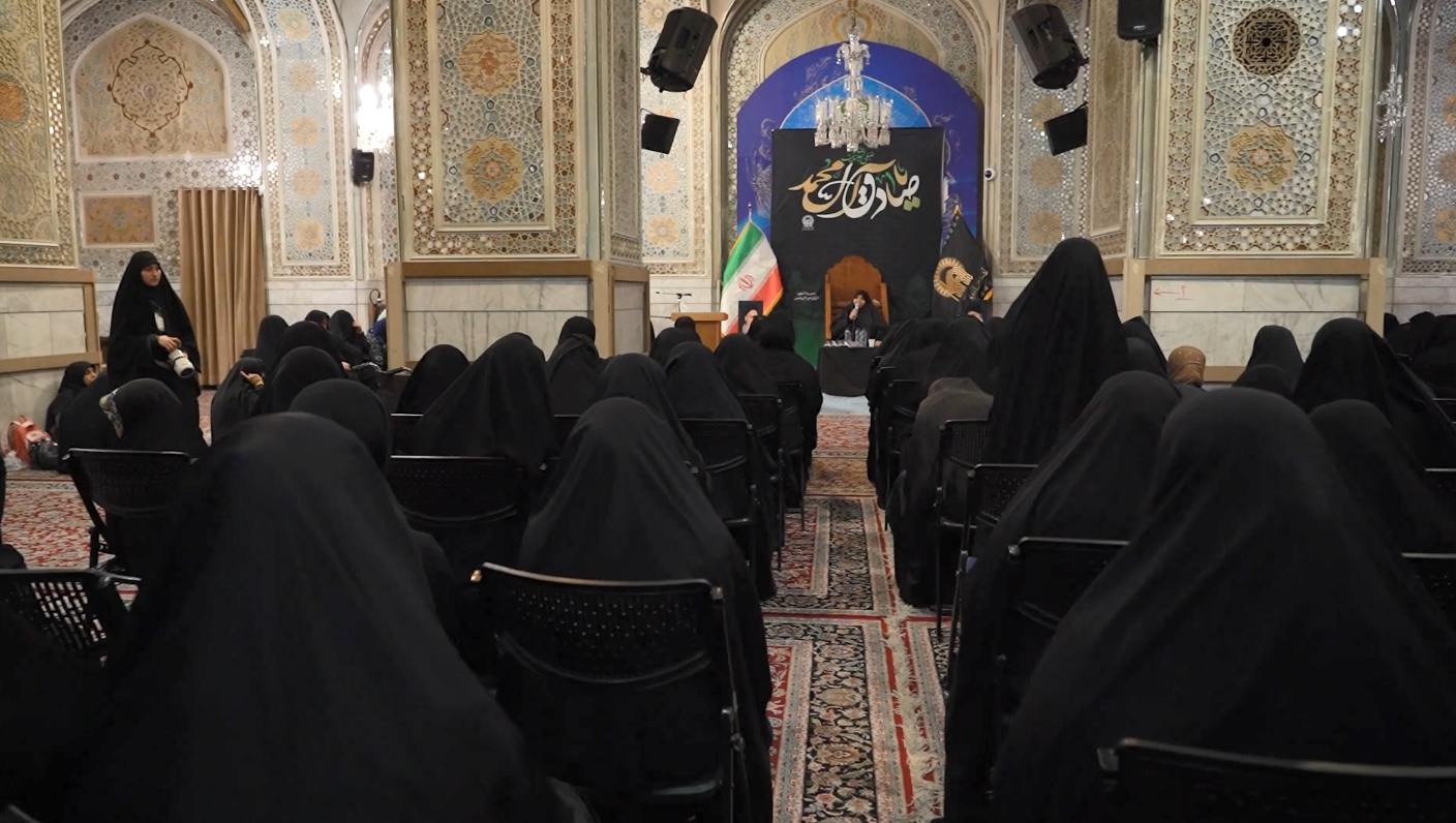 عزاداری بانوان عرب زبان در شب شهادت امام جعفر صادق(ع) در حرم مطهر رضوی