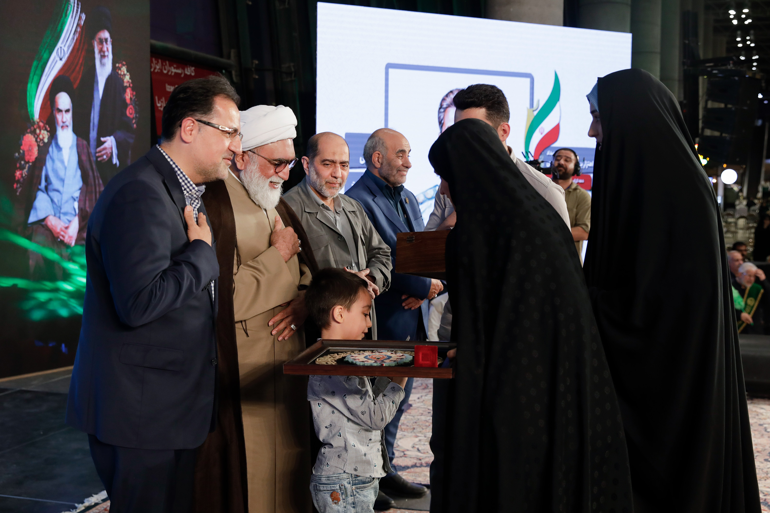 مراسم اهتزاز بزرگ‌ترین پرچم رضوی-١