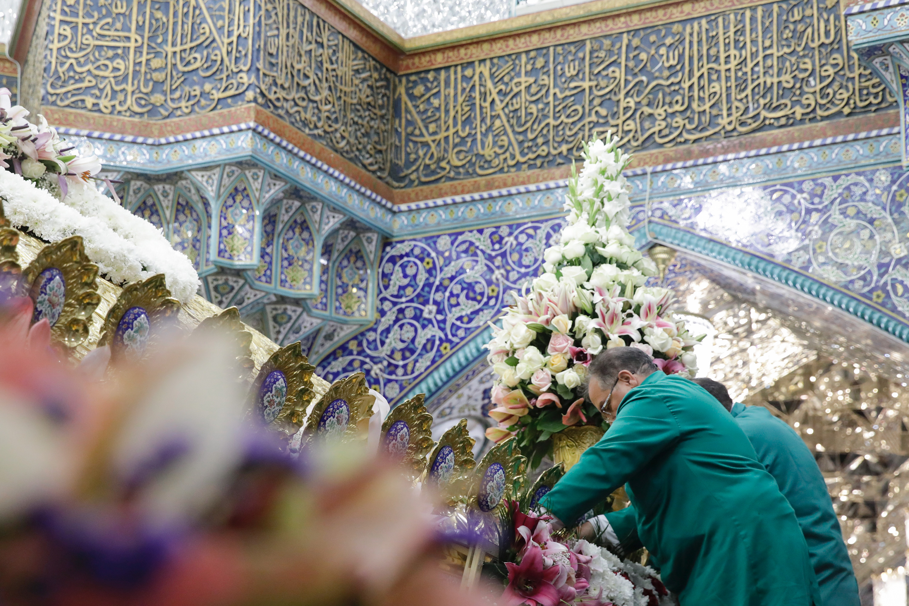 گل آرایی ضریح مطهر حضرت معصومه سلام الله علیها در آغاز دهه کرامت