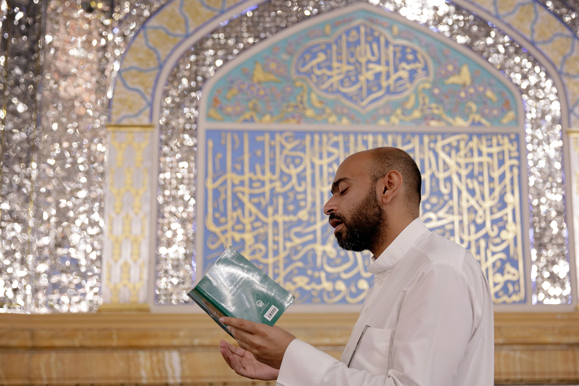 مراسم دعای عرفه زائران عرب زبان در حرم مطهر رضوی