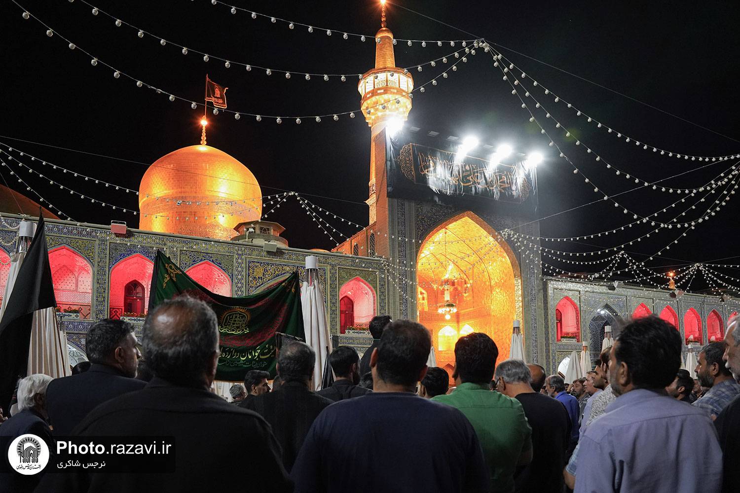 زمزمه دعای پرفیض عرفه با حضور هزاران زائر و مجاور در حرم مطهر رضوی