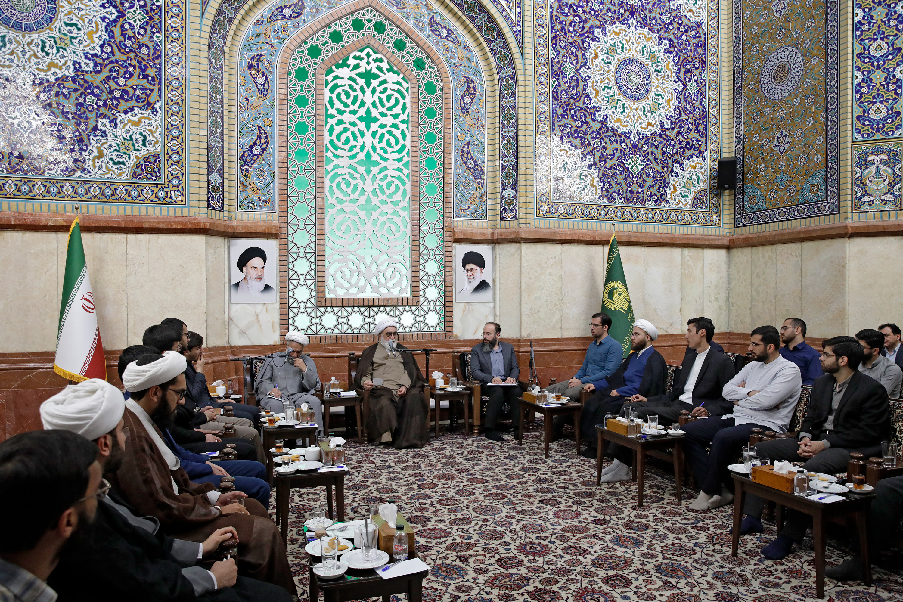 دیدار جمعی از دانشجویان نخبه دانشگاه علوم اسلامی رضوی با تولیت آستان قدس رضوی