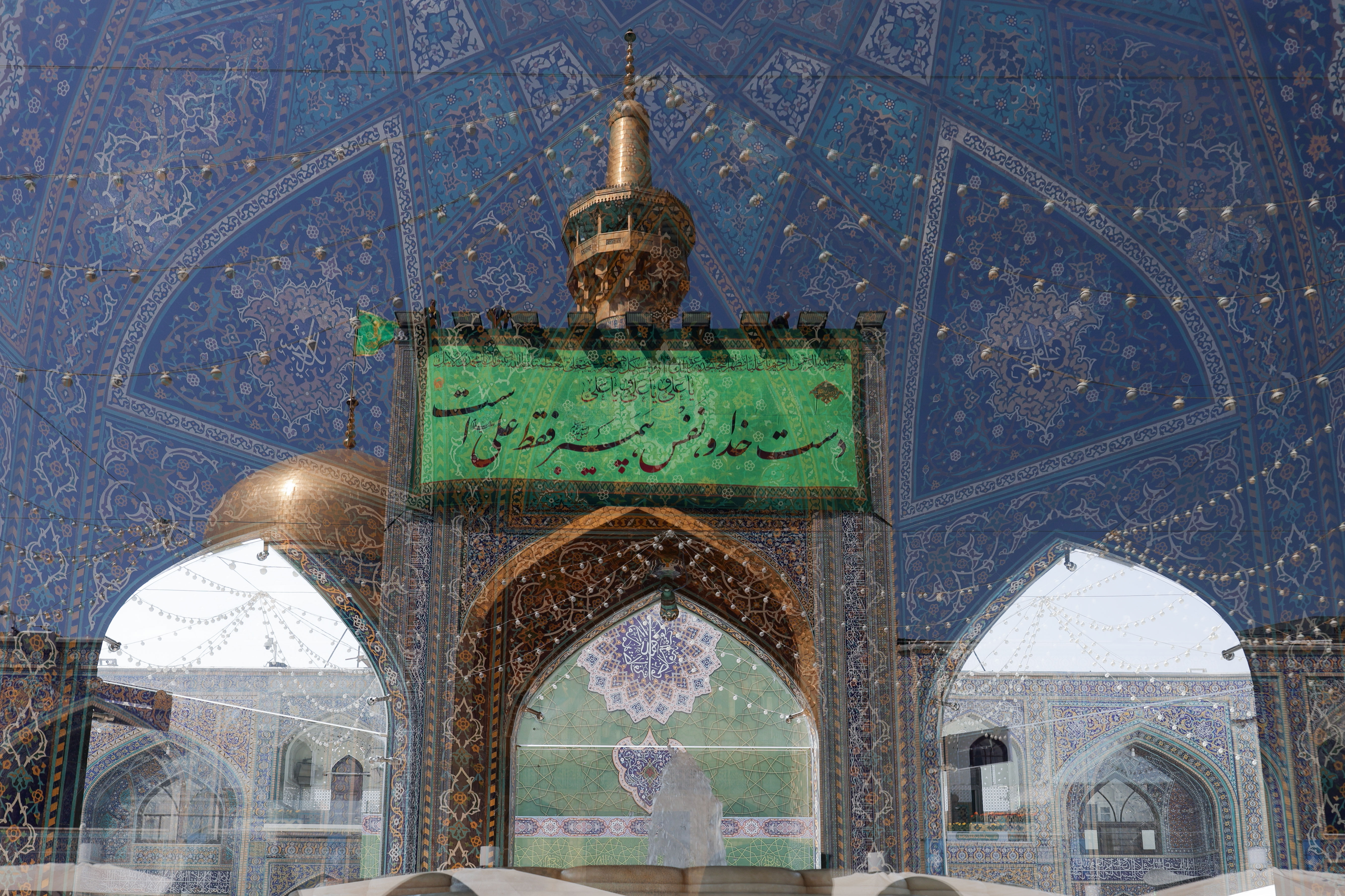 نصب کتیبه غدیریه در حرم مطهر رضوی