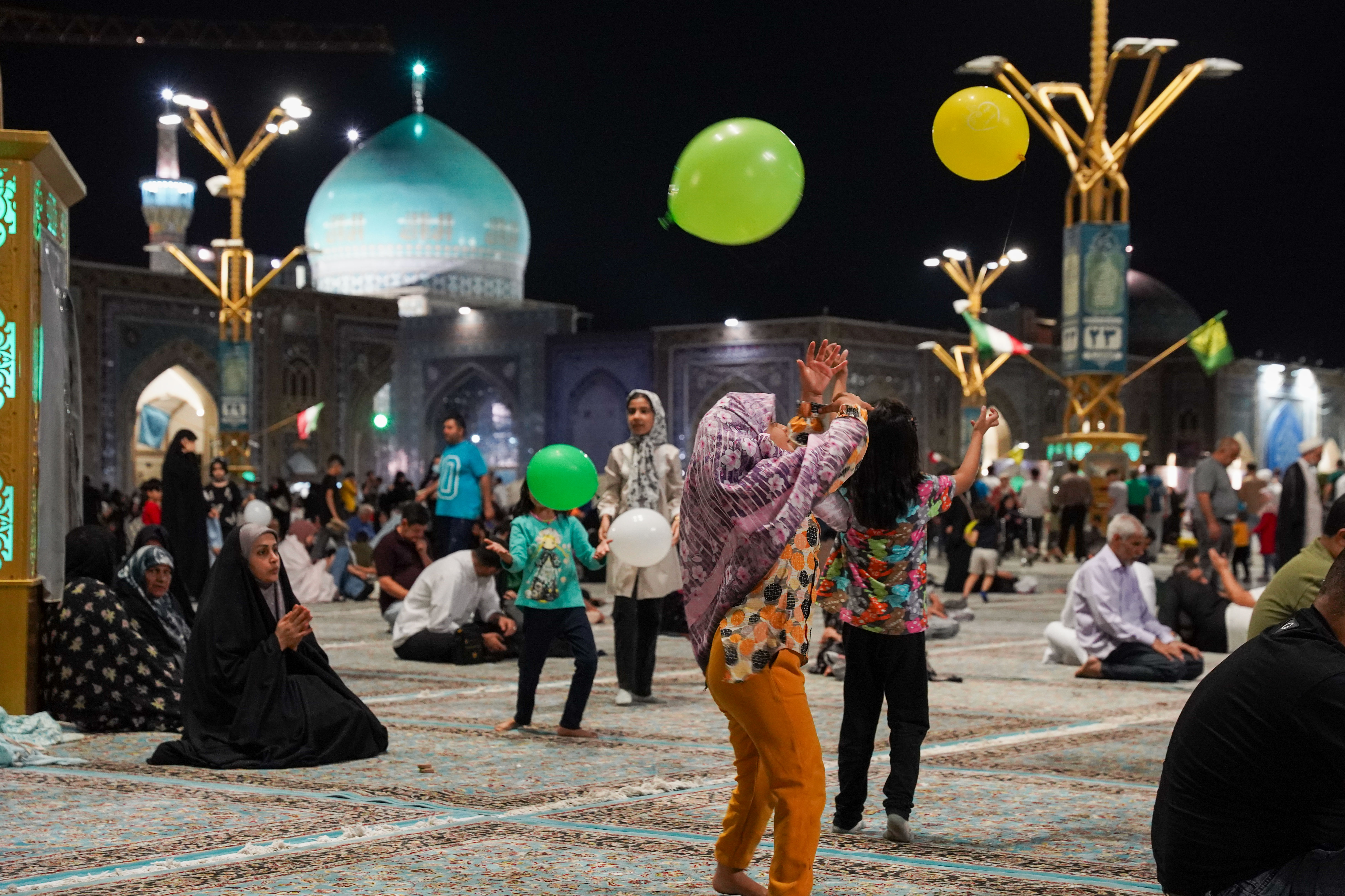 حال و هوای شب عید غدیر در حرم مطهر رضوی