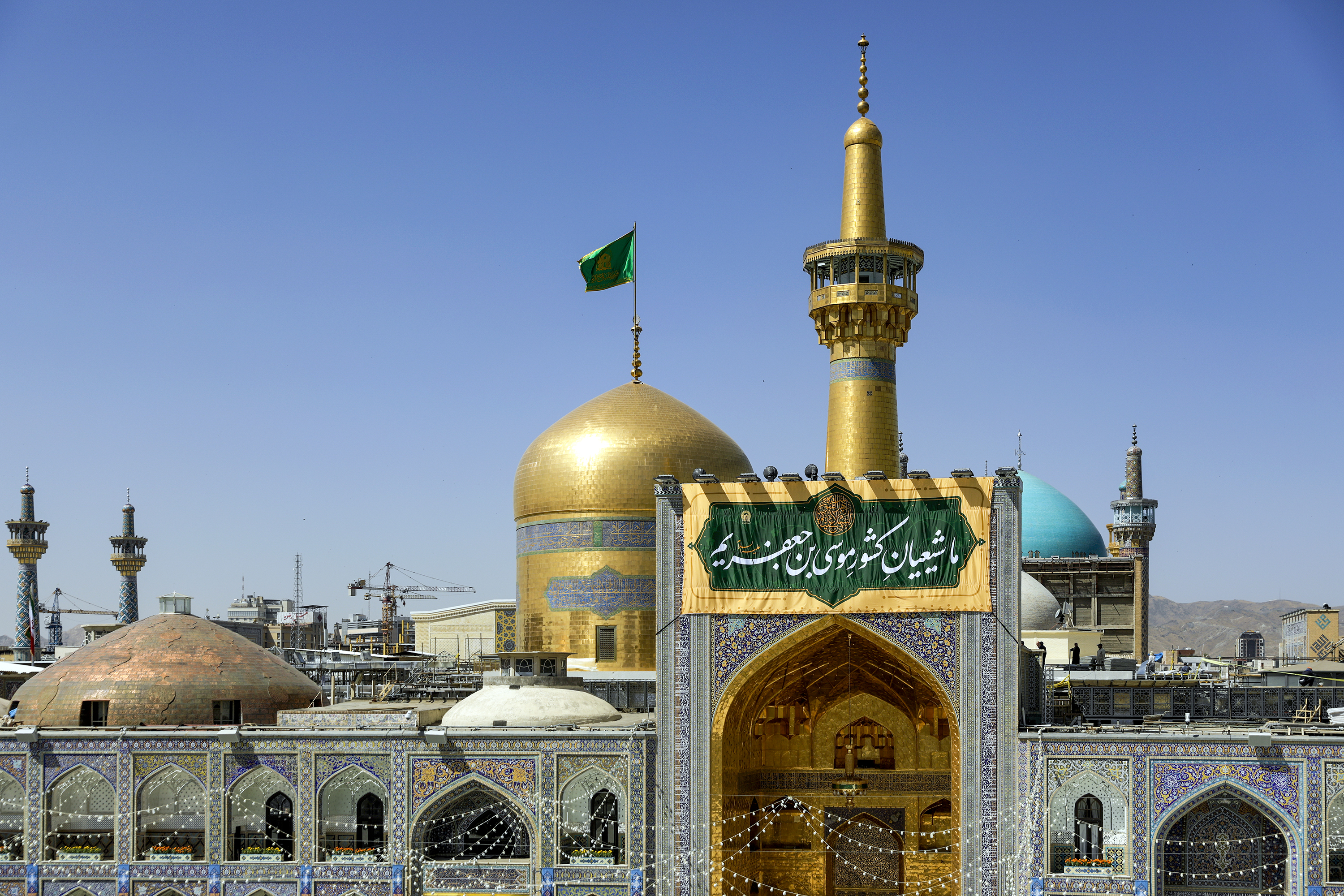 نصب کتیبه‌ ولادت امام کاظم علیه‌السلام در حرم مطهر رضوی