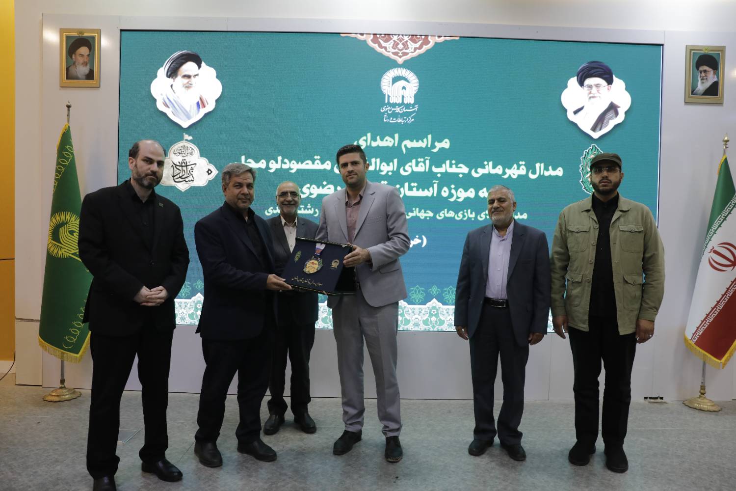 مدال طلای جهانی کبدی ابوالفضل مقصودلو به حرم رضوی تقدیم شد