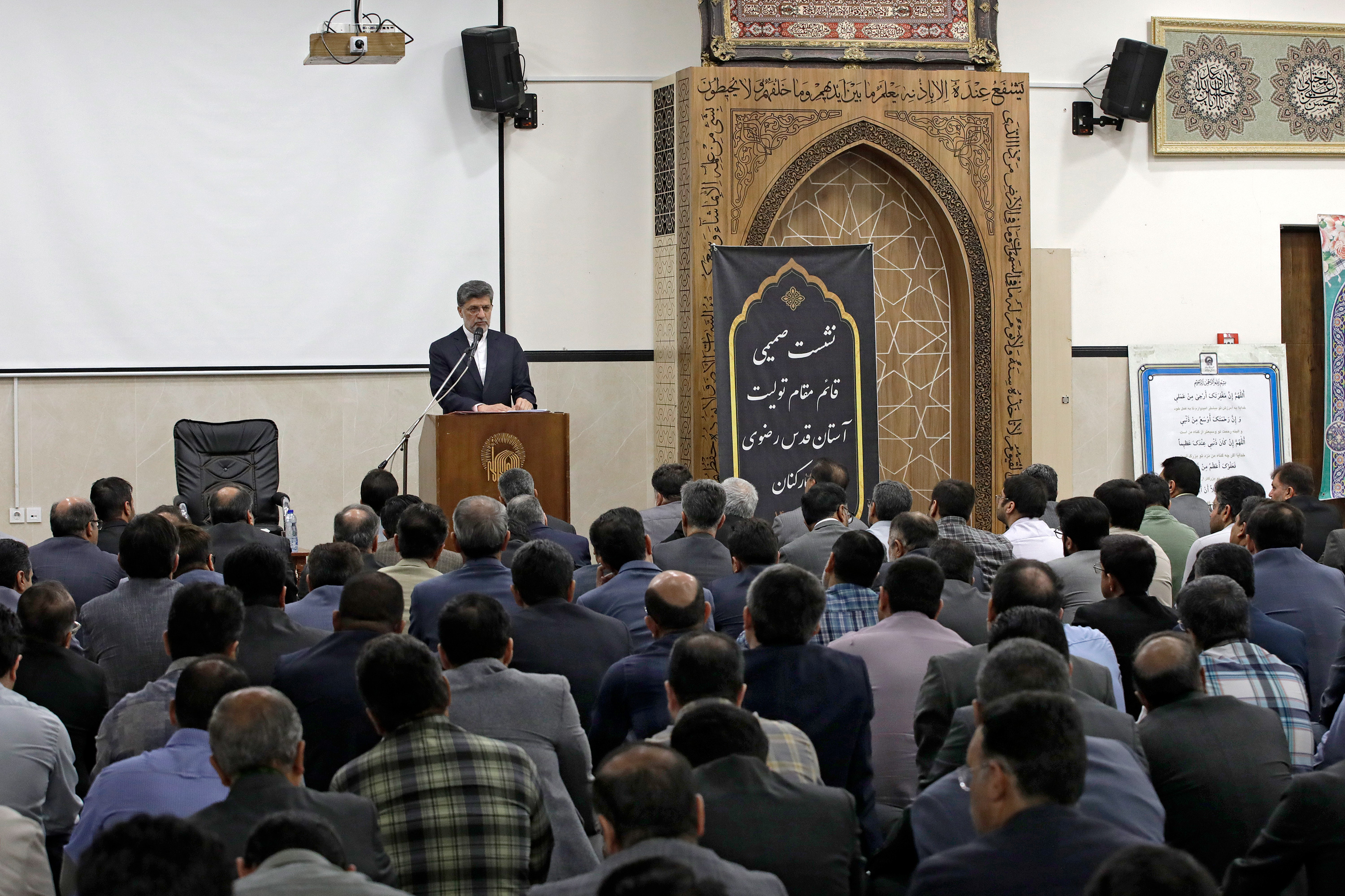 نشست صمیمی قائم‌ مقام تولیت آستان قدس رضوی با کارکنان