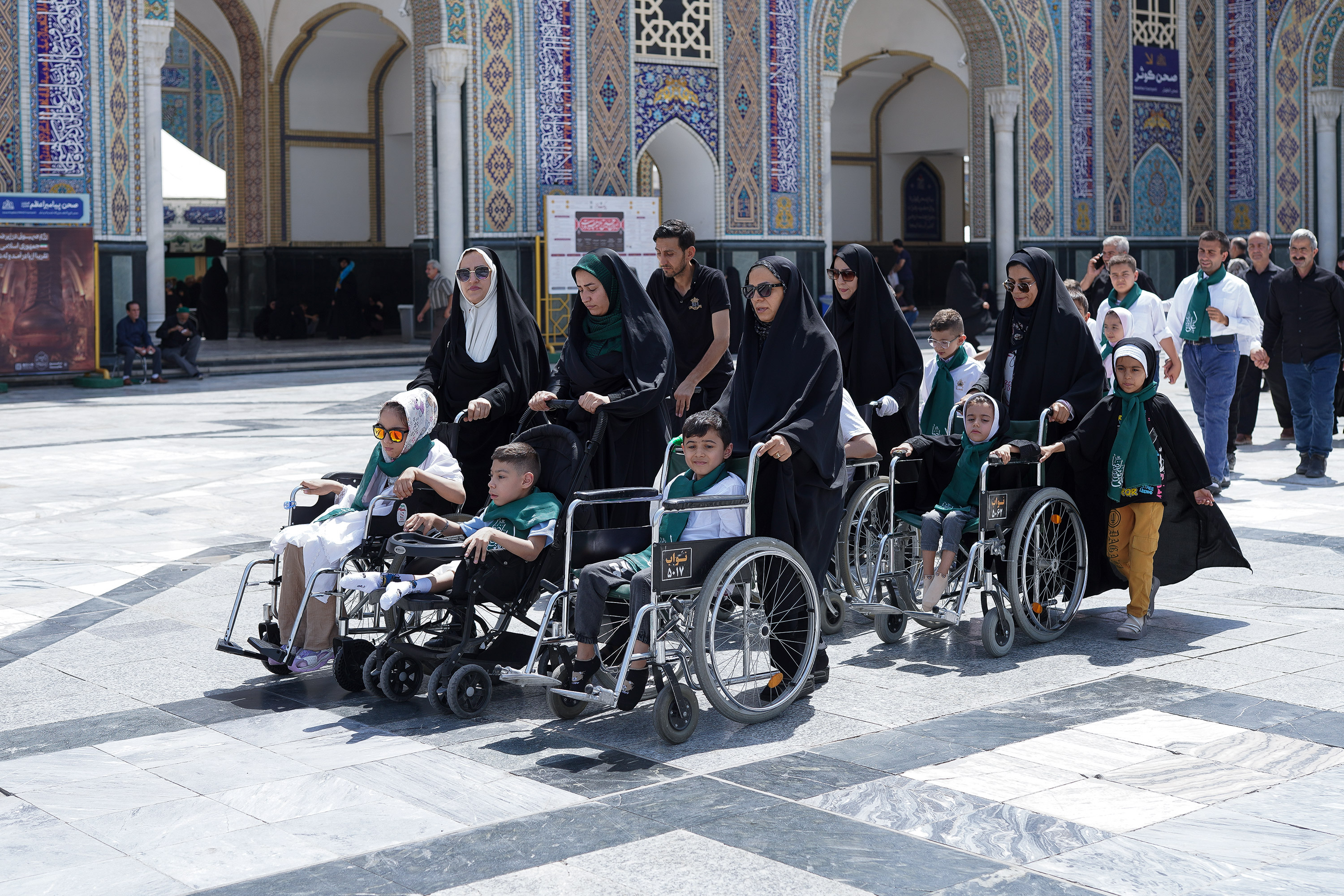 تشرف کاروان زیارتی تبریز به حرم مطهر رضوی