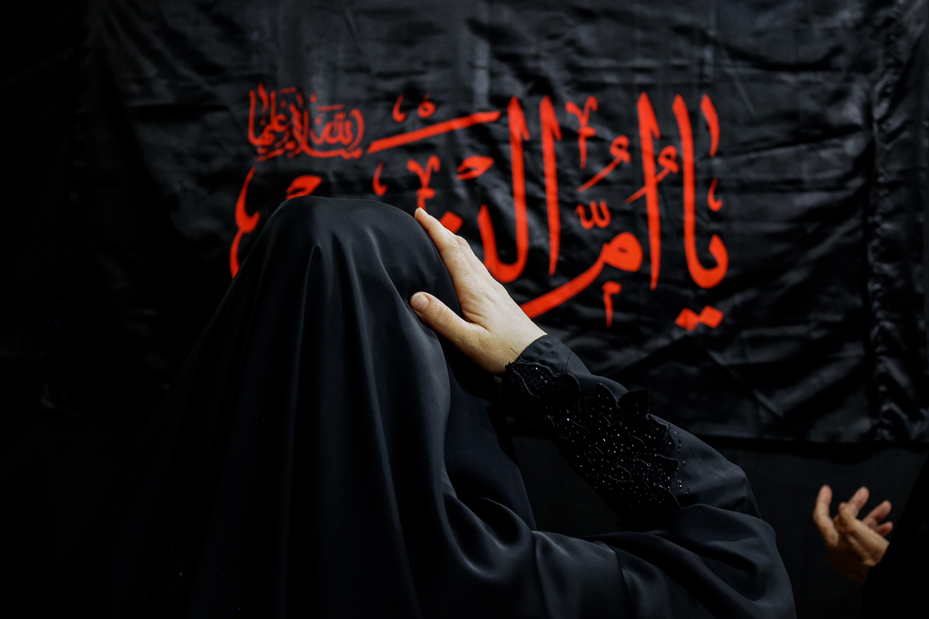 عزاداری شب عاشورای حسینی در باغ اردوگاه خاتون