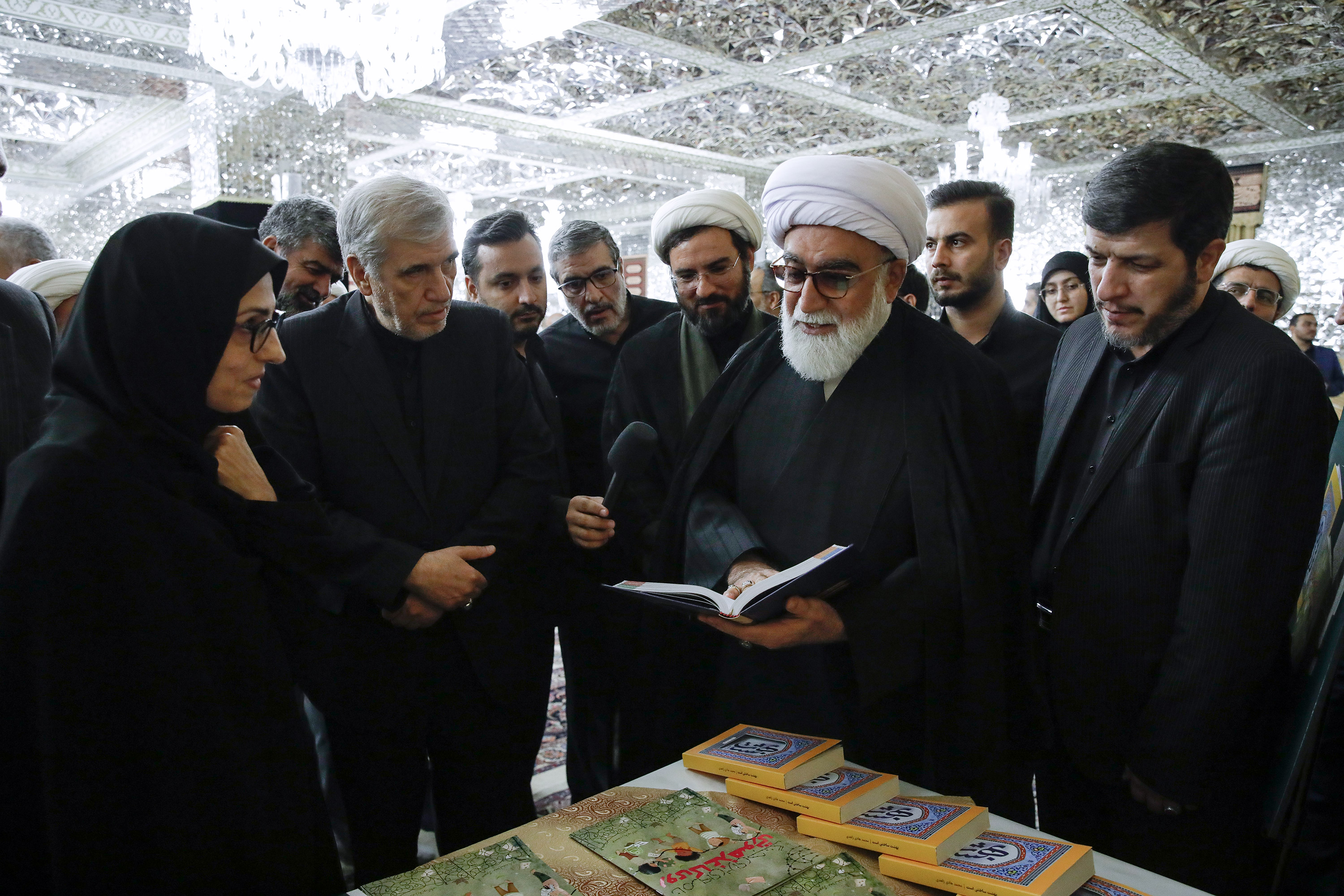 دیدار جمعی از نویسندگان با تولیت آستان قدس رضوی