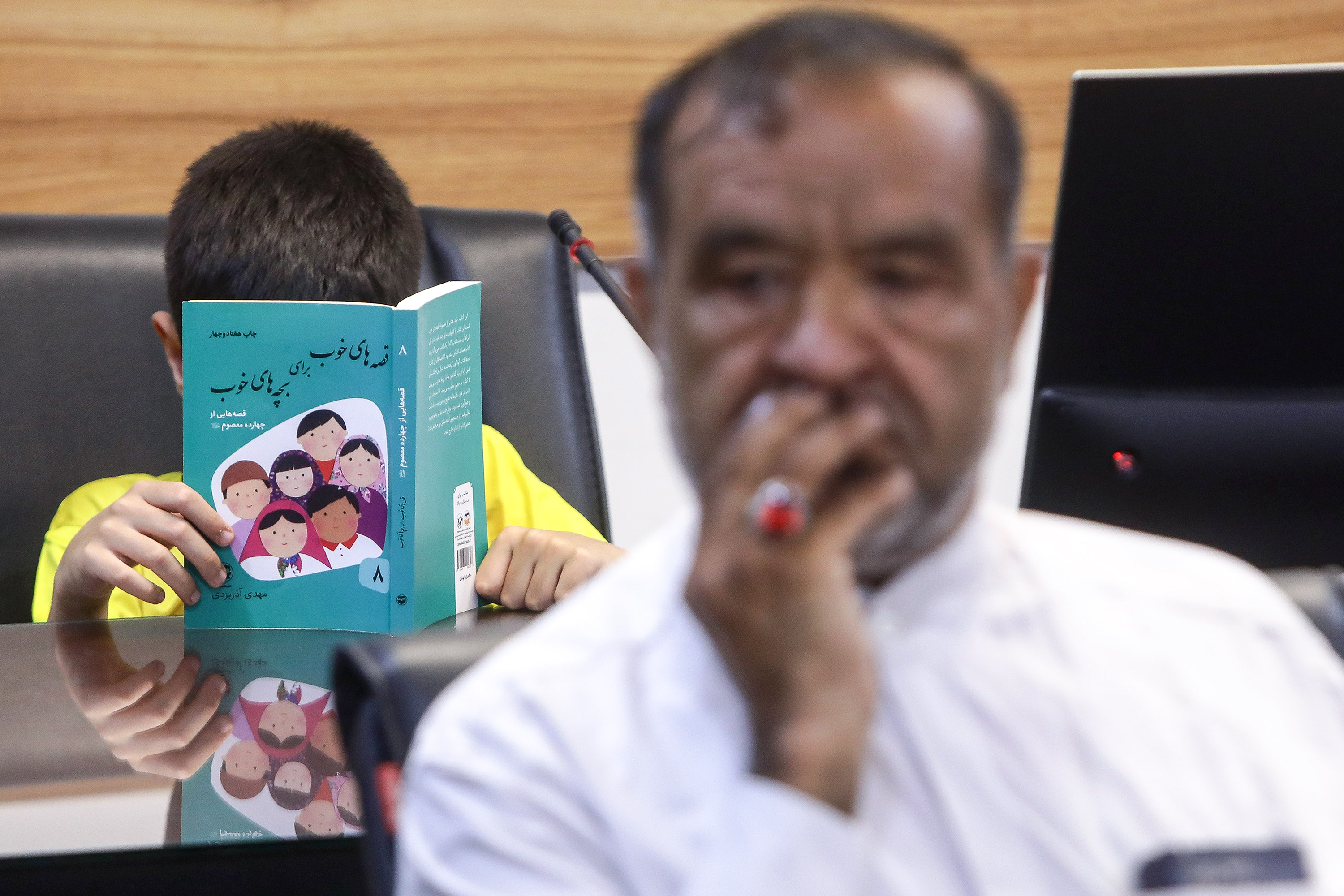 نشست نقد و بررسی کتاب رضوی «به تماشای آفتاب»
