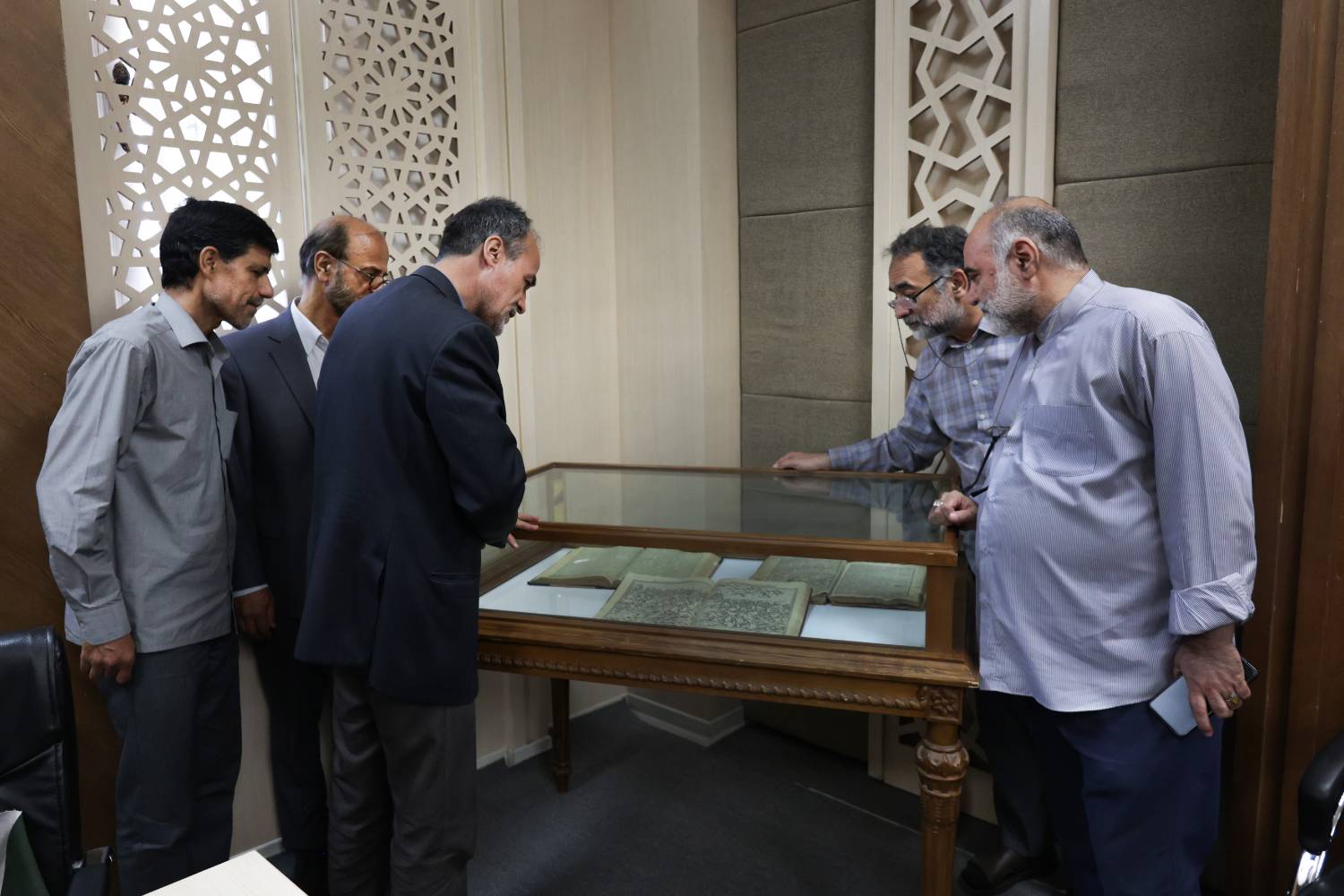 رونمایی از سه کتاب چاپ‌سنگی با موضوع عاشورا در کتابخانه رضوی