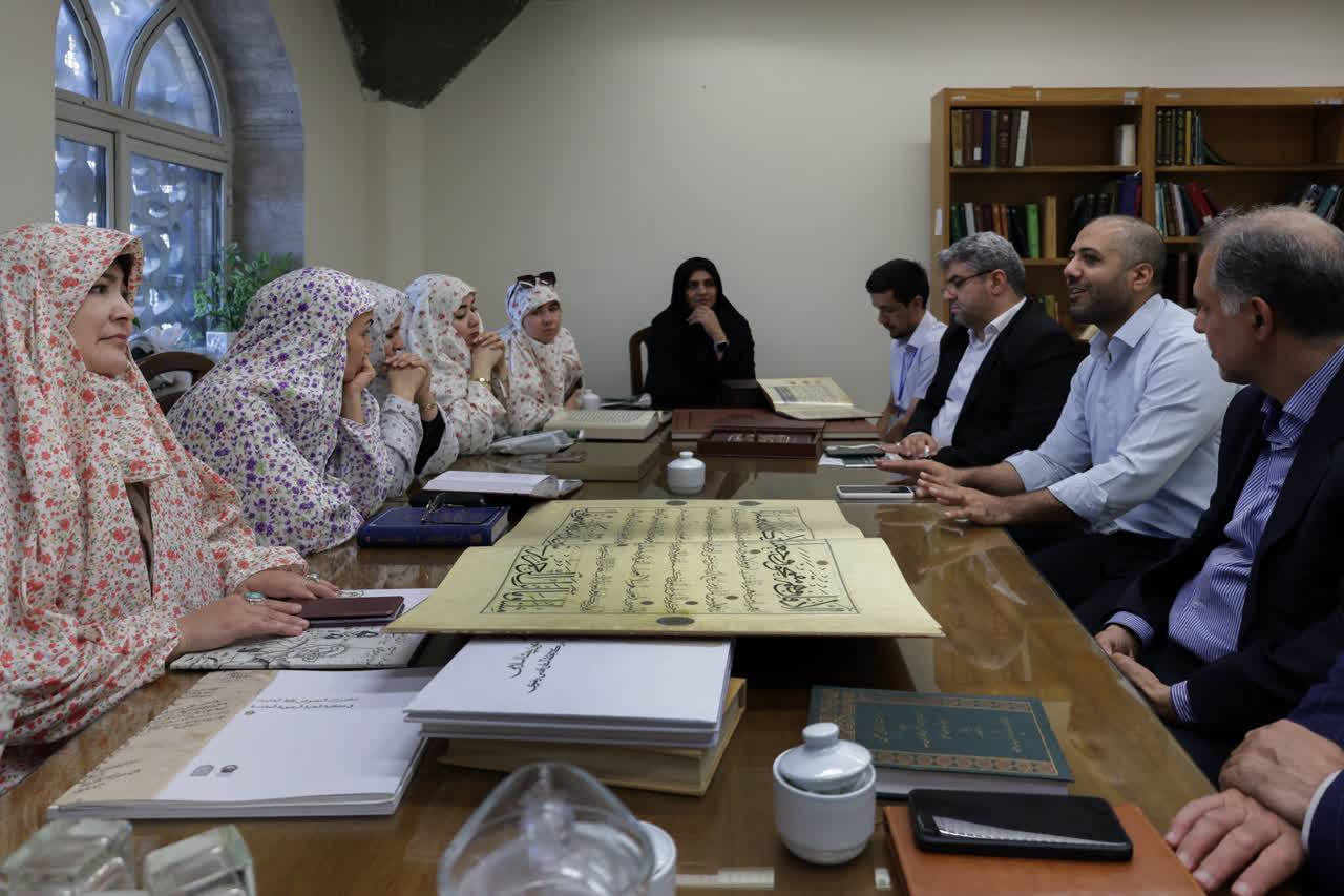 بازدید استادان زبان فارسی ازبکستان از کتابخانه و موزه رضوی