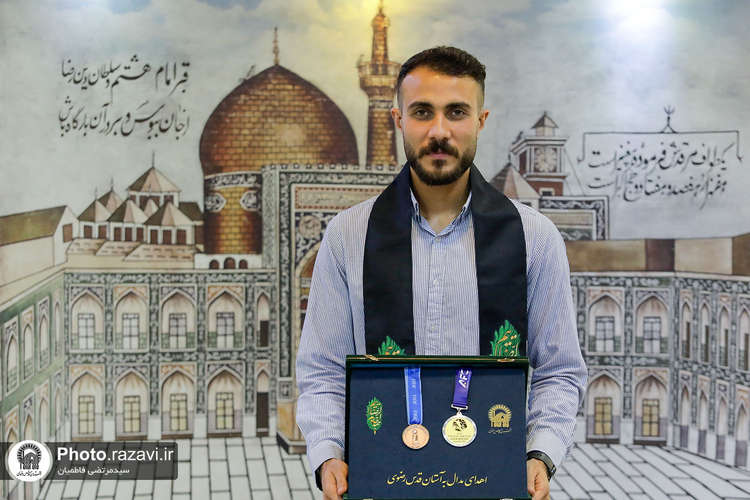 اهدای مدال قهرمانی علی میرشکاری؛ ملی‌پوش فوتبال ساحلی کشور به موزه آستان قدس رضوی