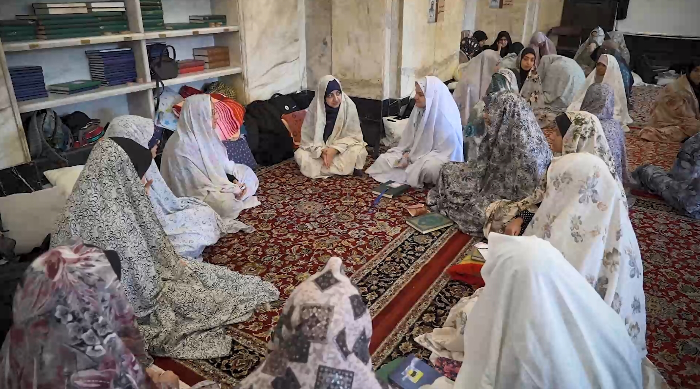 کلاس خلوت با خدا؛ روایت اعتکاف دختران امام رضایی در حرم رضوی